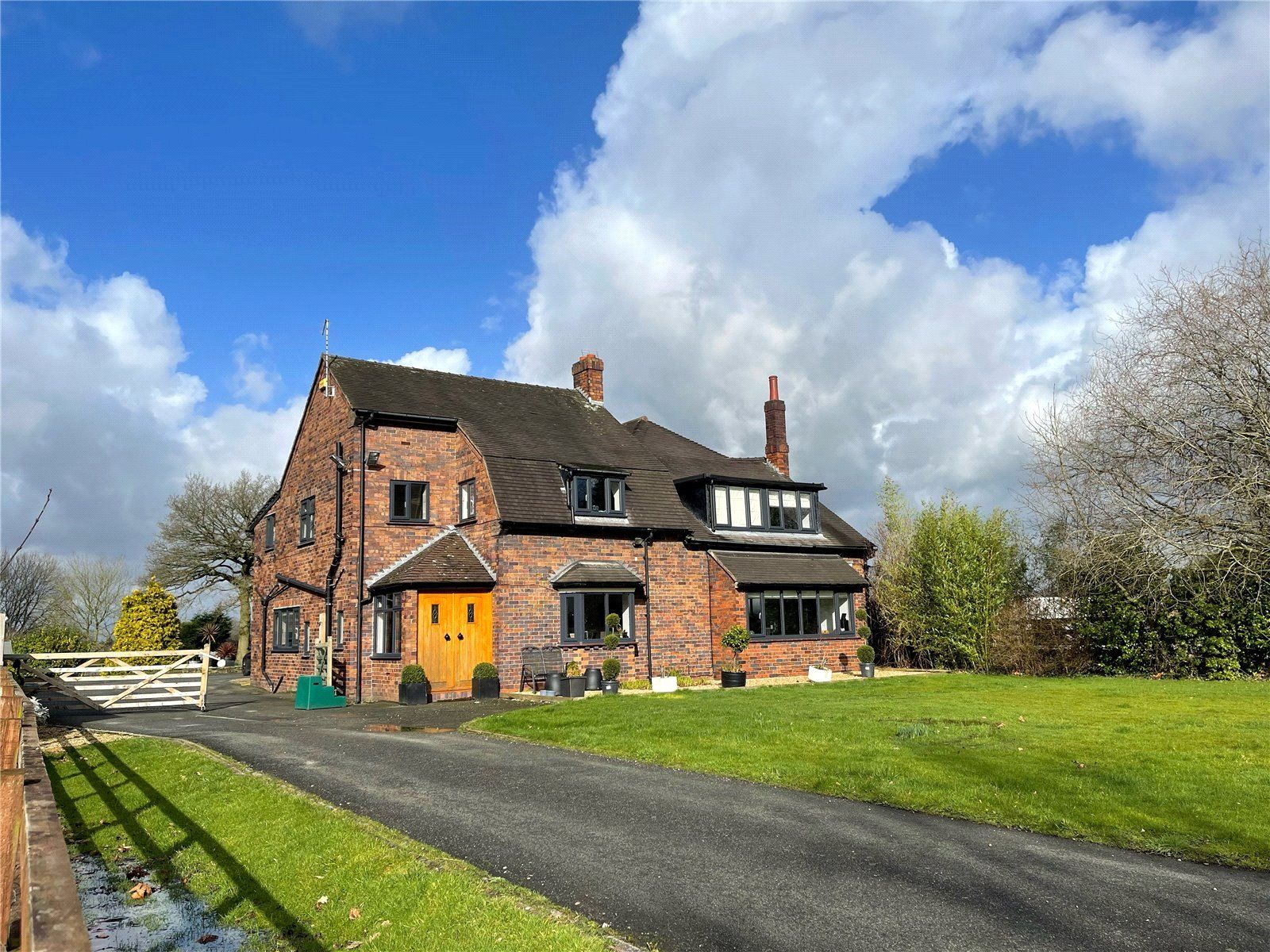 5 bed detached house to rent in Twemlow Green, Holmes Chapel, Crewe CW4