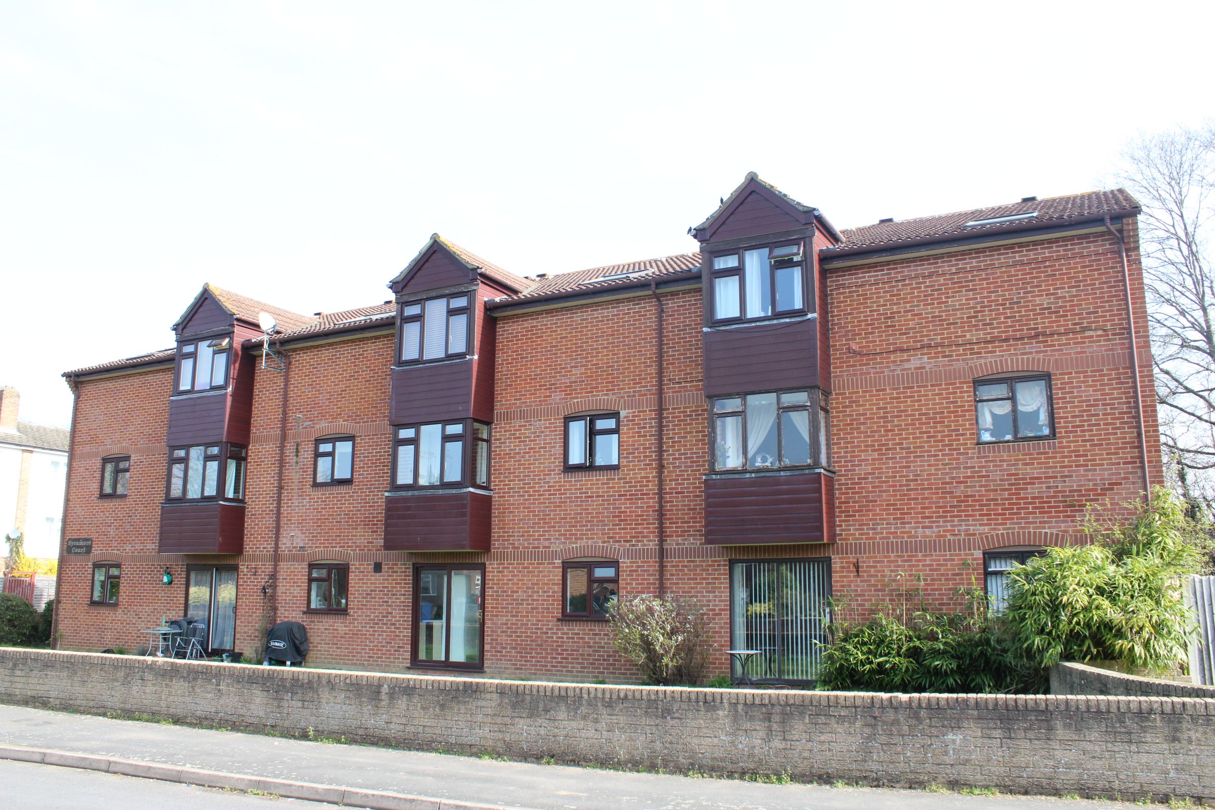 2 bed flat for sale in Long Gore, GU7 Zoopla