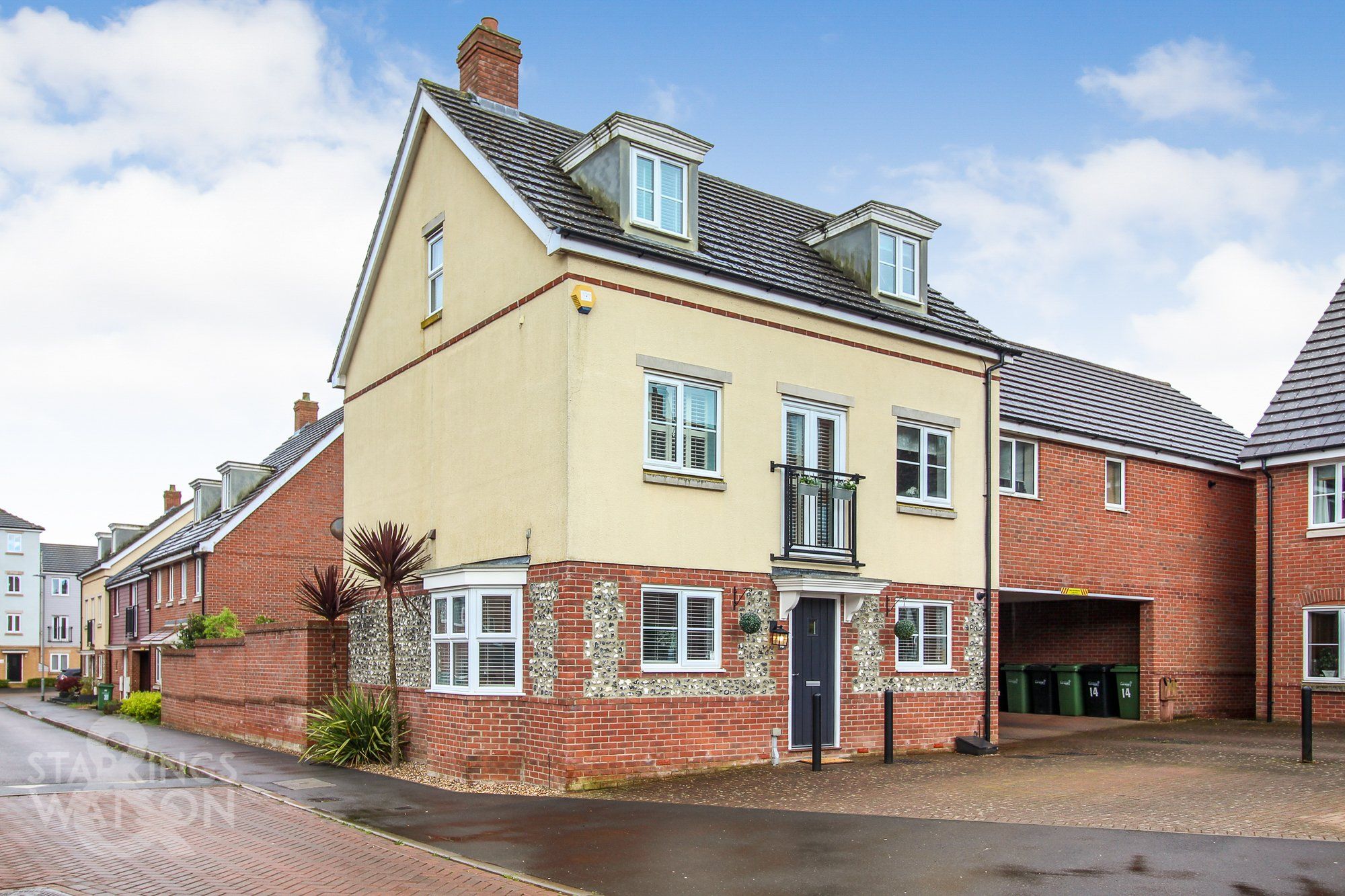 4 bed linkdetached house for sale in Woodpecker Way, Queens Hill