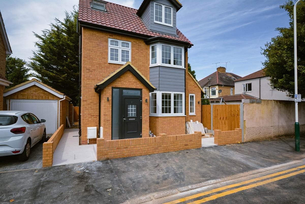3 bed detached house for sale in Margaret Road, Heath Park, Romford RM2
