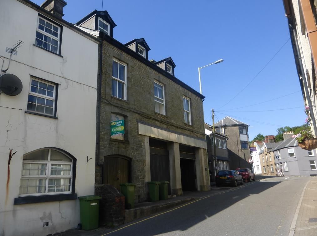 2 bed to rent in High Street, Llantrisant, Pontyclun CF72