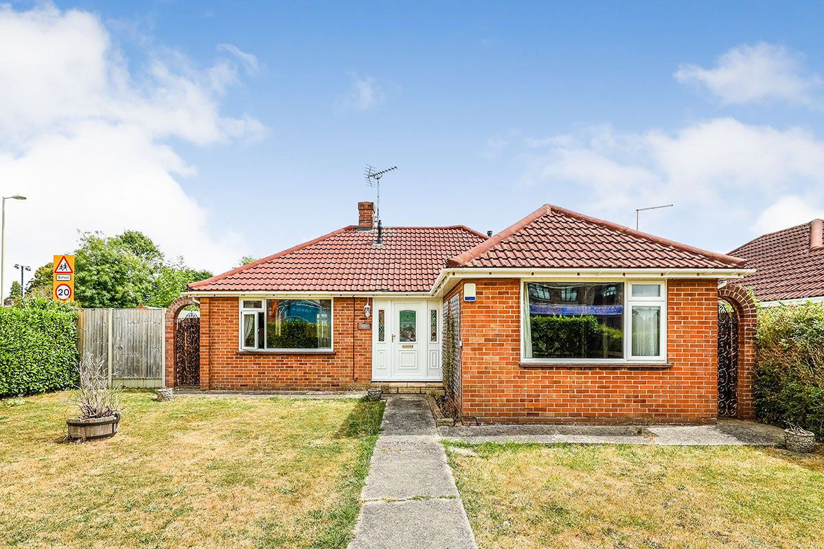 2 bed bungalow for sale in Milton Road, Cowplain, Waterlooville