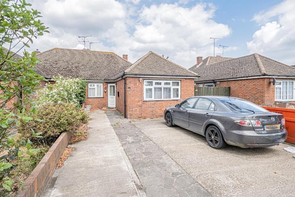 2 bed bungalow for sale in Botwell Common Road, Hayes, Middlesex UB3