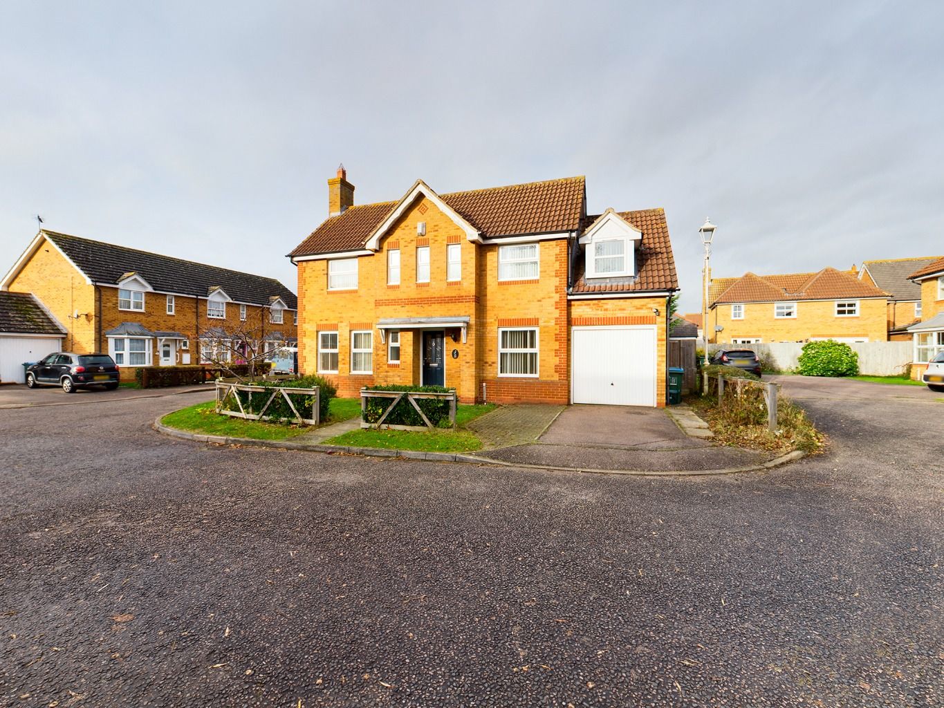 4 bed detached house for sale in Puffin Way, Watermead, Aylesbury HP19