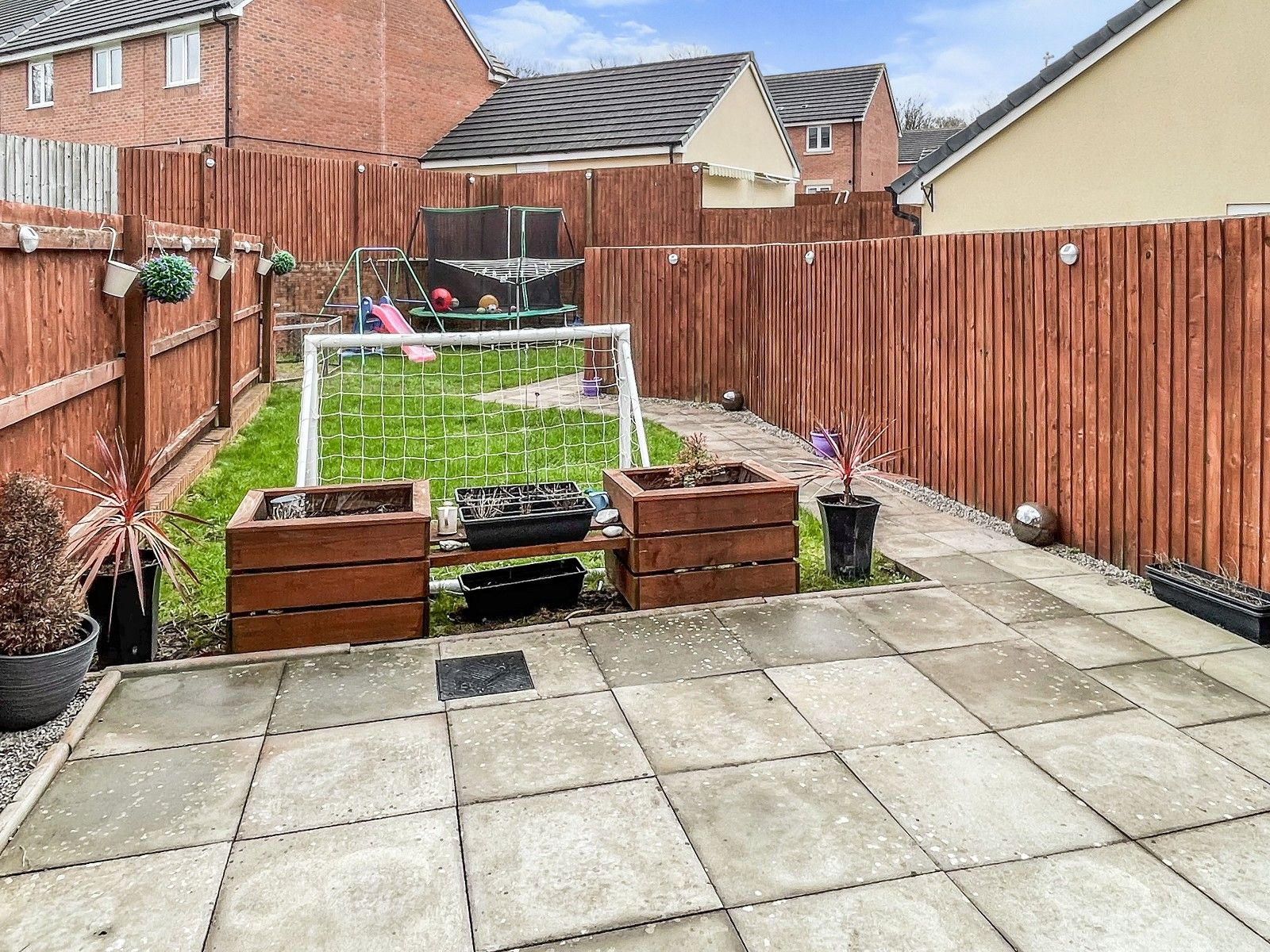 4 bed terraced house for sale in Cilgant Y Lein, Pyle, Bridgend. CF33