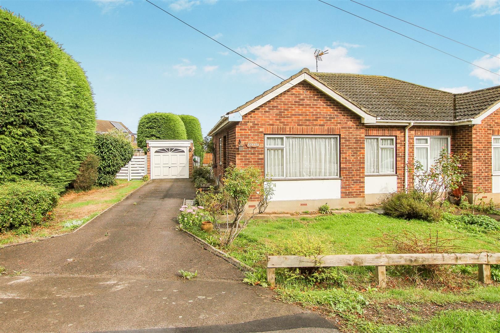 2 bed semidetached bungalow for sale in Doddinghurst Road