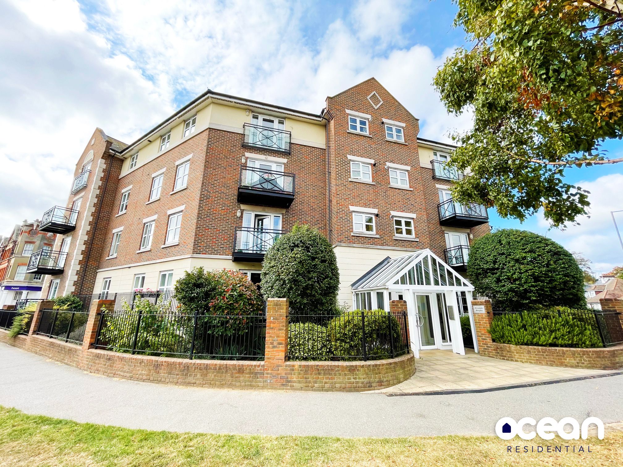 2 bed flat to rent in Alexander Heights, Thorpe Bay SS1 Zoopla