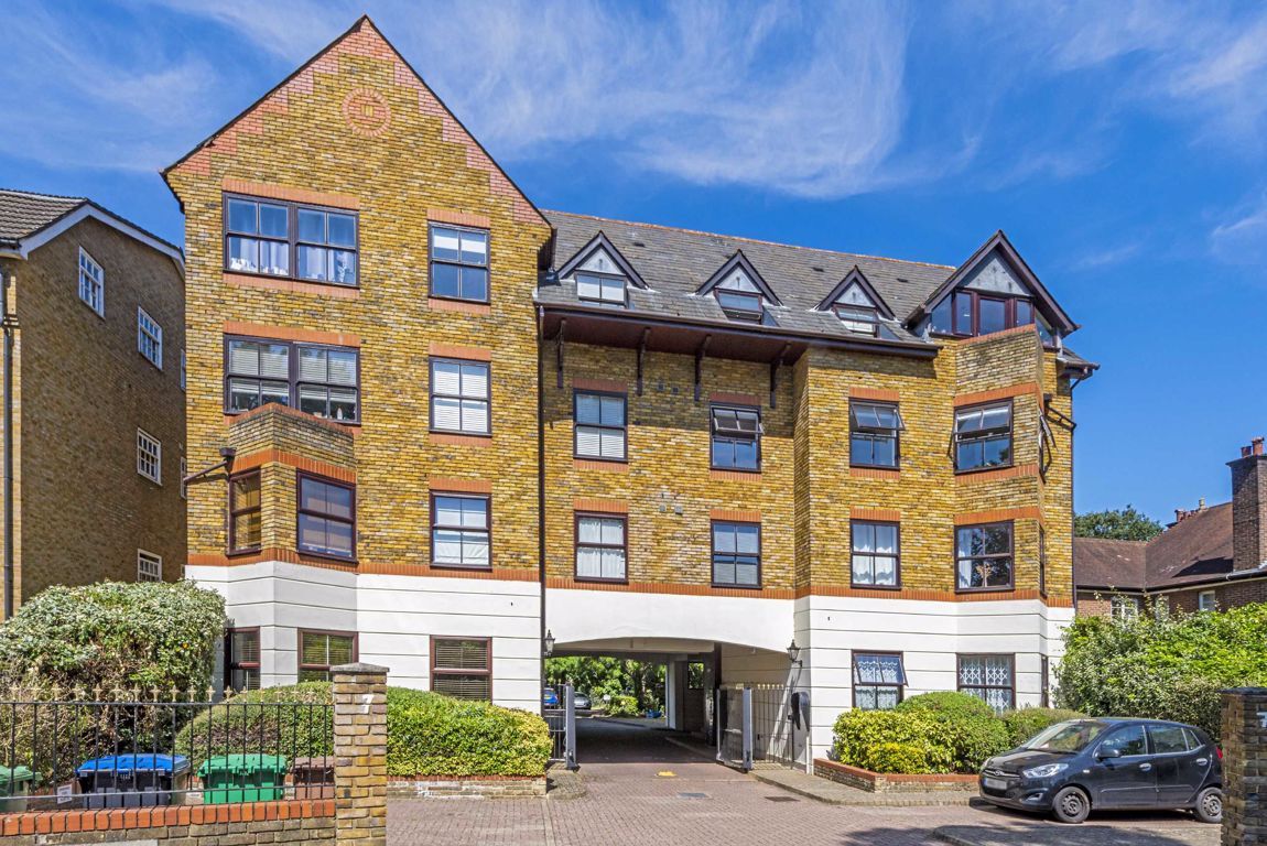 2 bed flat for sale in Surbiton Hill Park, Surbiton KT5 Zoopla
