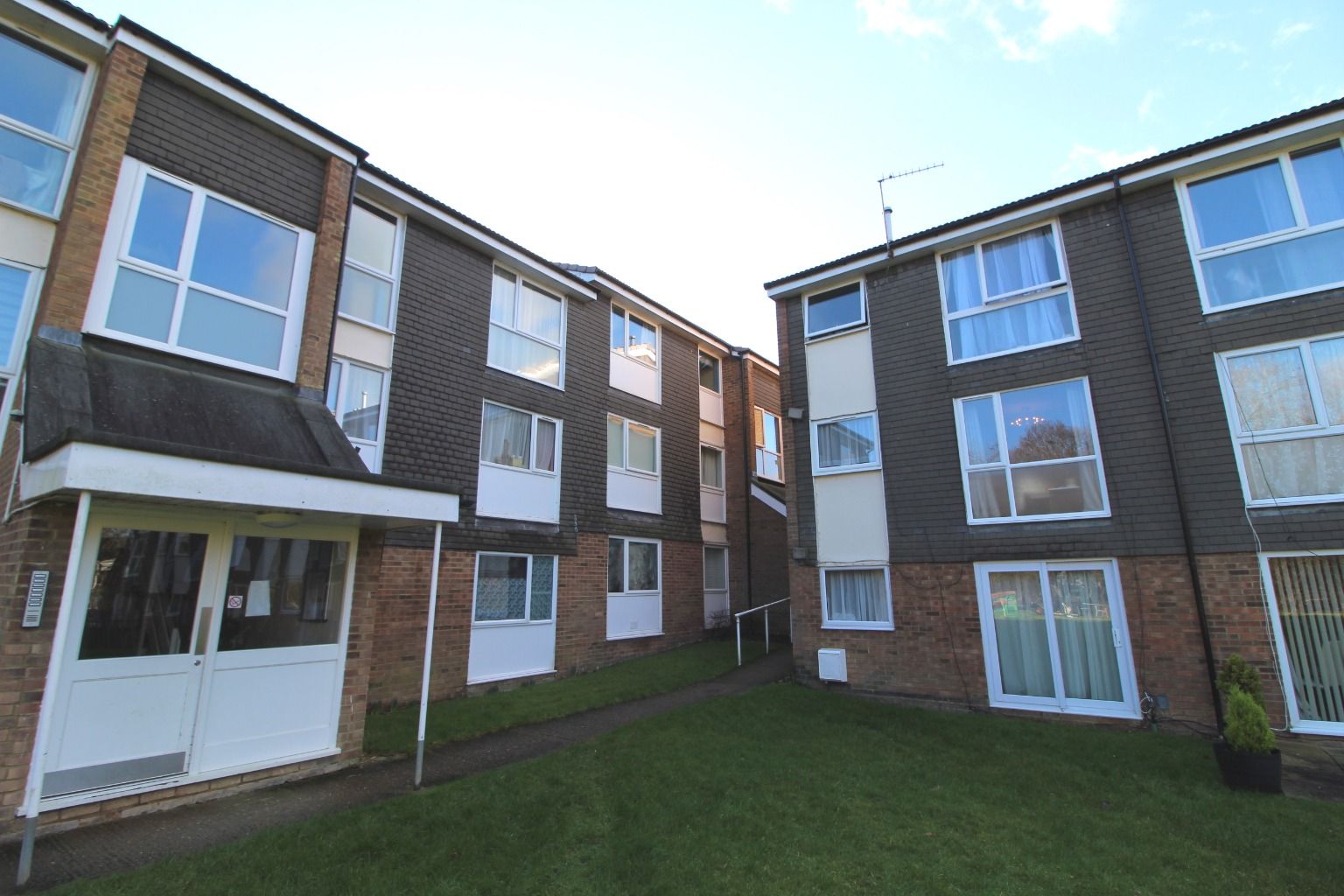 2 bed flat to rent in Cuffley Court, Hemel Hempstead, Hertfordshire HP2