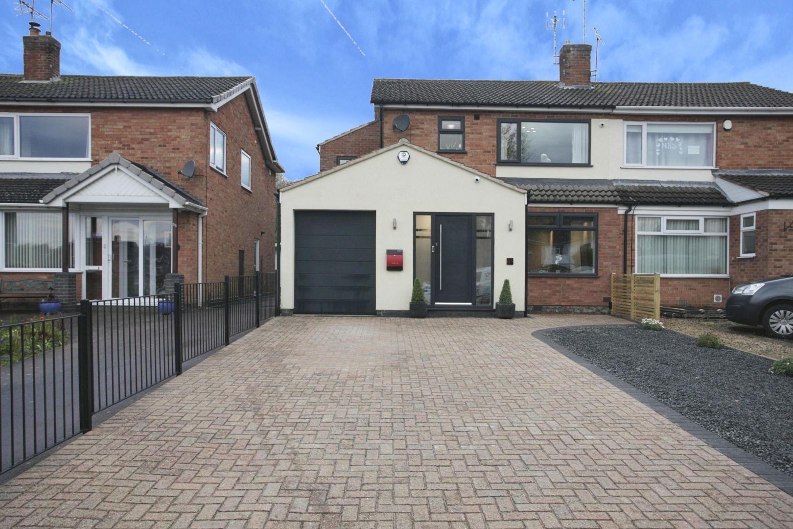 3 bed semidetached house for sale in Outlands Drive, Hinckley LE10