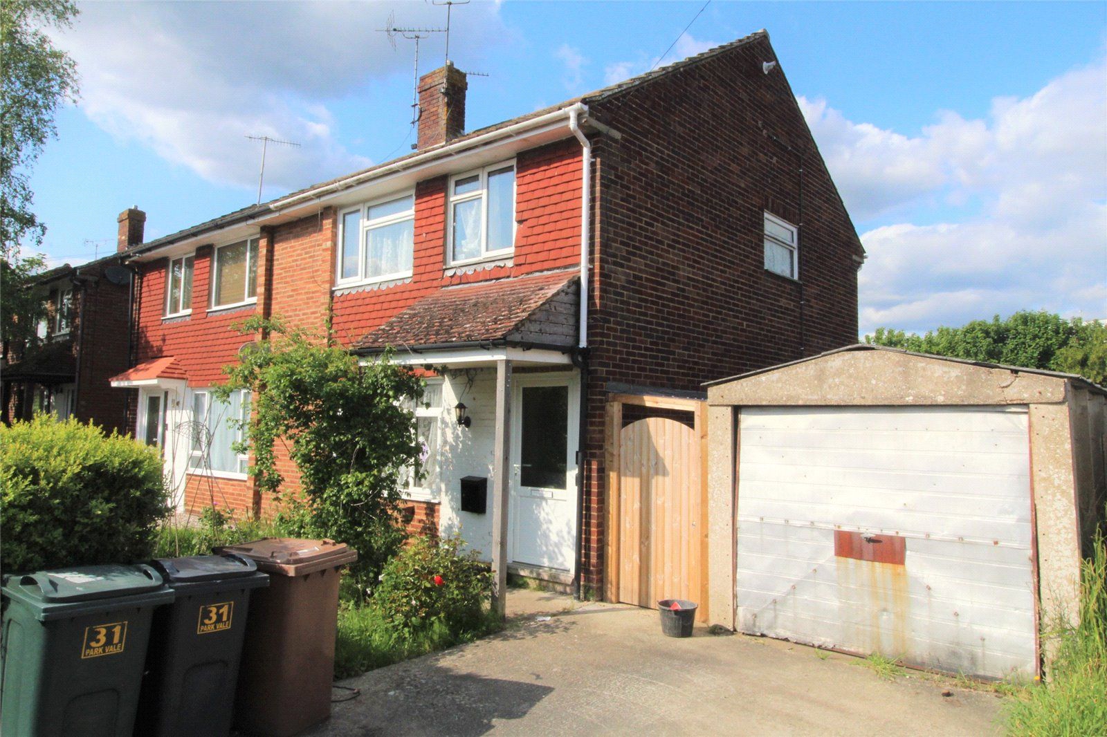 3 bed semidetached house for sale in Park Vale, Kennington, Ashford