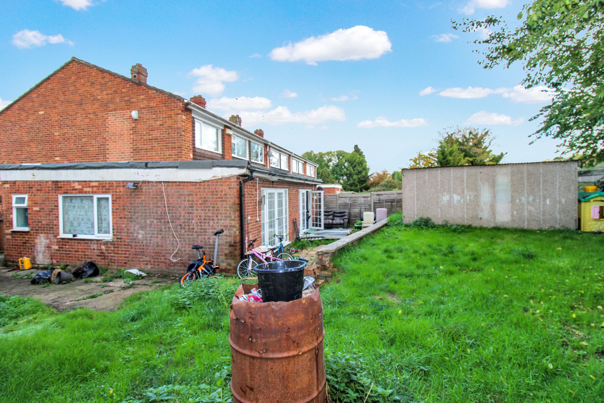 5 bed semidetached house to rent in Easingwold Gardens, Luton