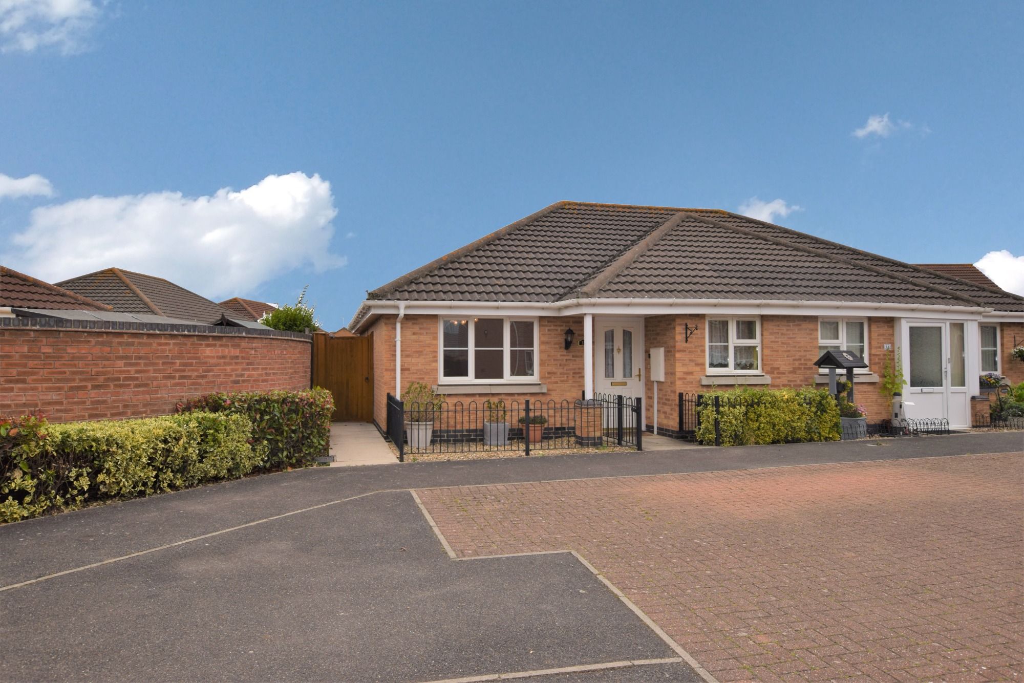 2 bed semidetached bungalow for sale in Simpson Close, Chapel St