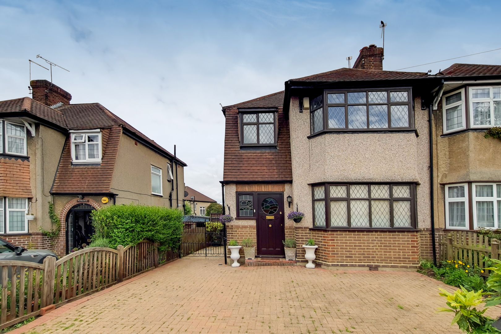 3 bed semidetached house for sale in Raydean Road, New