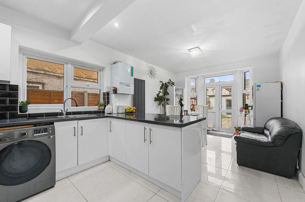 8 bed terraced house for sale in Hampton Road, Ilford IG1 Zoopla