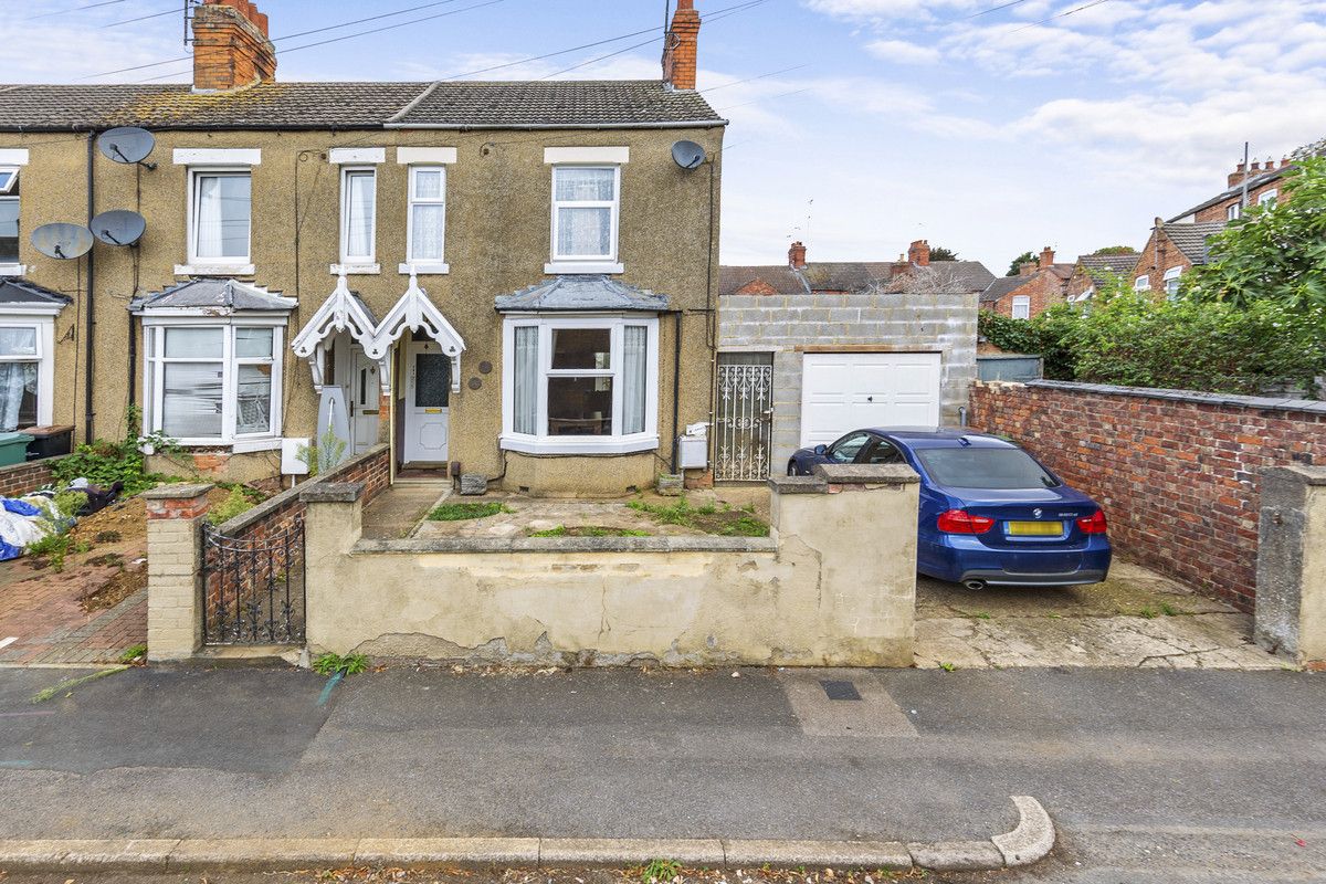 3 bed end terrace house for sale in Great Park Street, Wellingborough