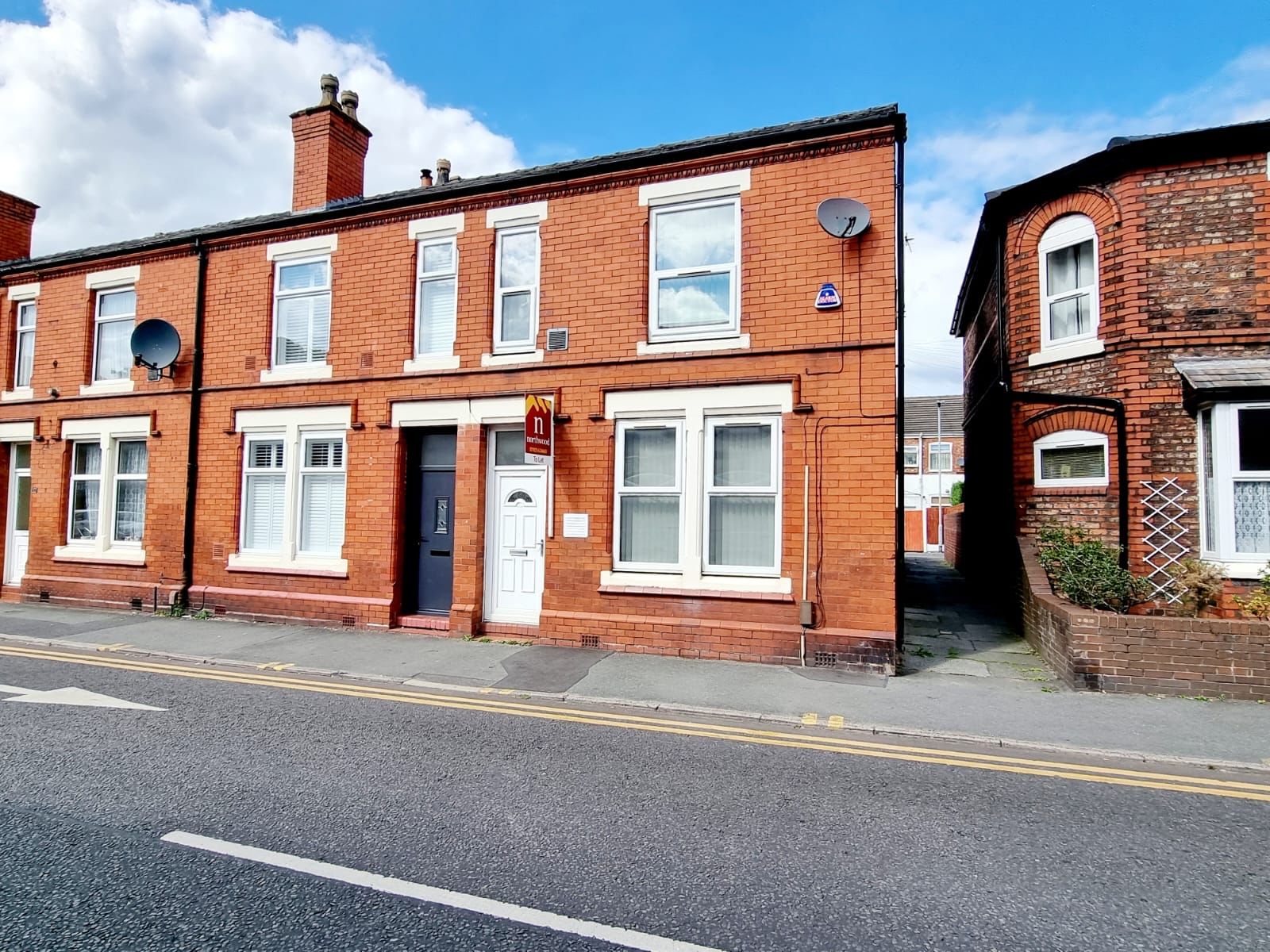 3 bed terraced house to rent in Thelwall Lane, Latchford, Warrington