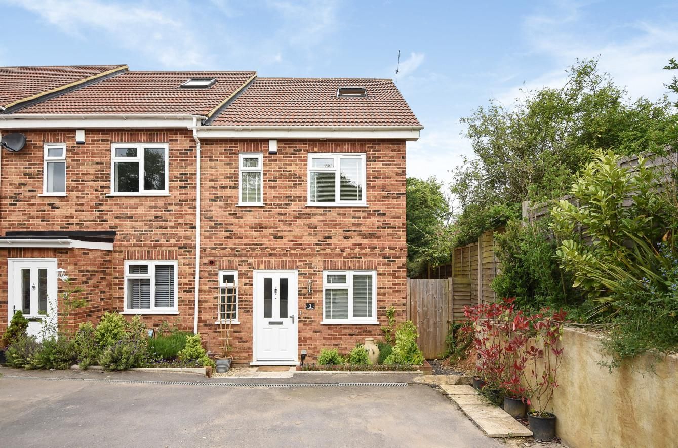 3 bed semidetached house for sale in Clovers Court, Chorleywood
