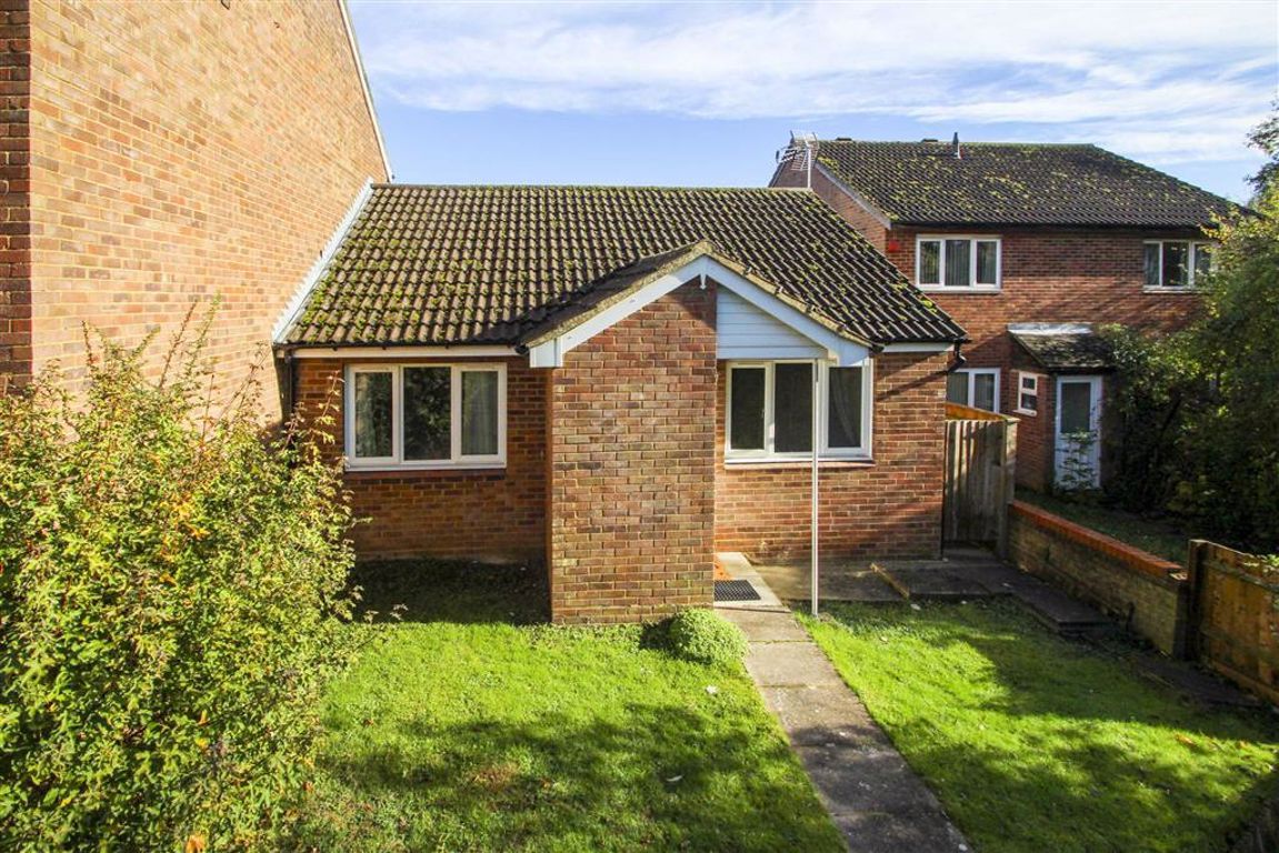2 bed semidetached bungalow to rent in Merlin Walk, Eaglestone, Milton
