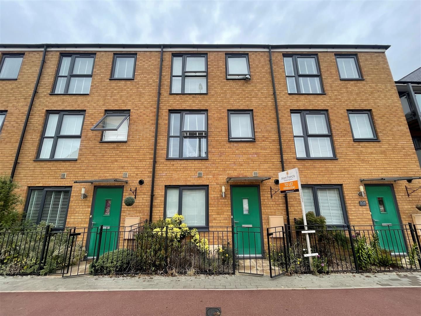 4 bed town house to rent in Countess Way, Brooklands, Milton Keynes