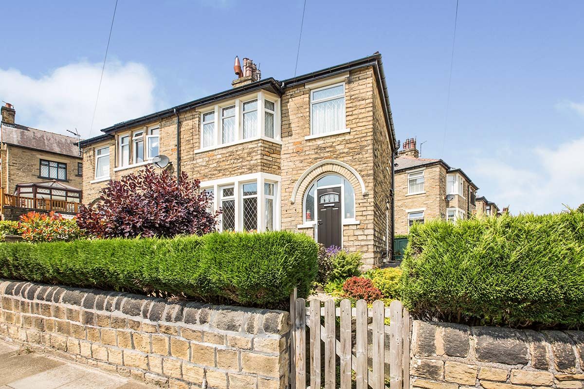 3 bed semidetached house for sale in Savile Park Road, Halifax, West