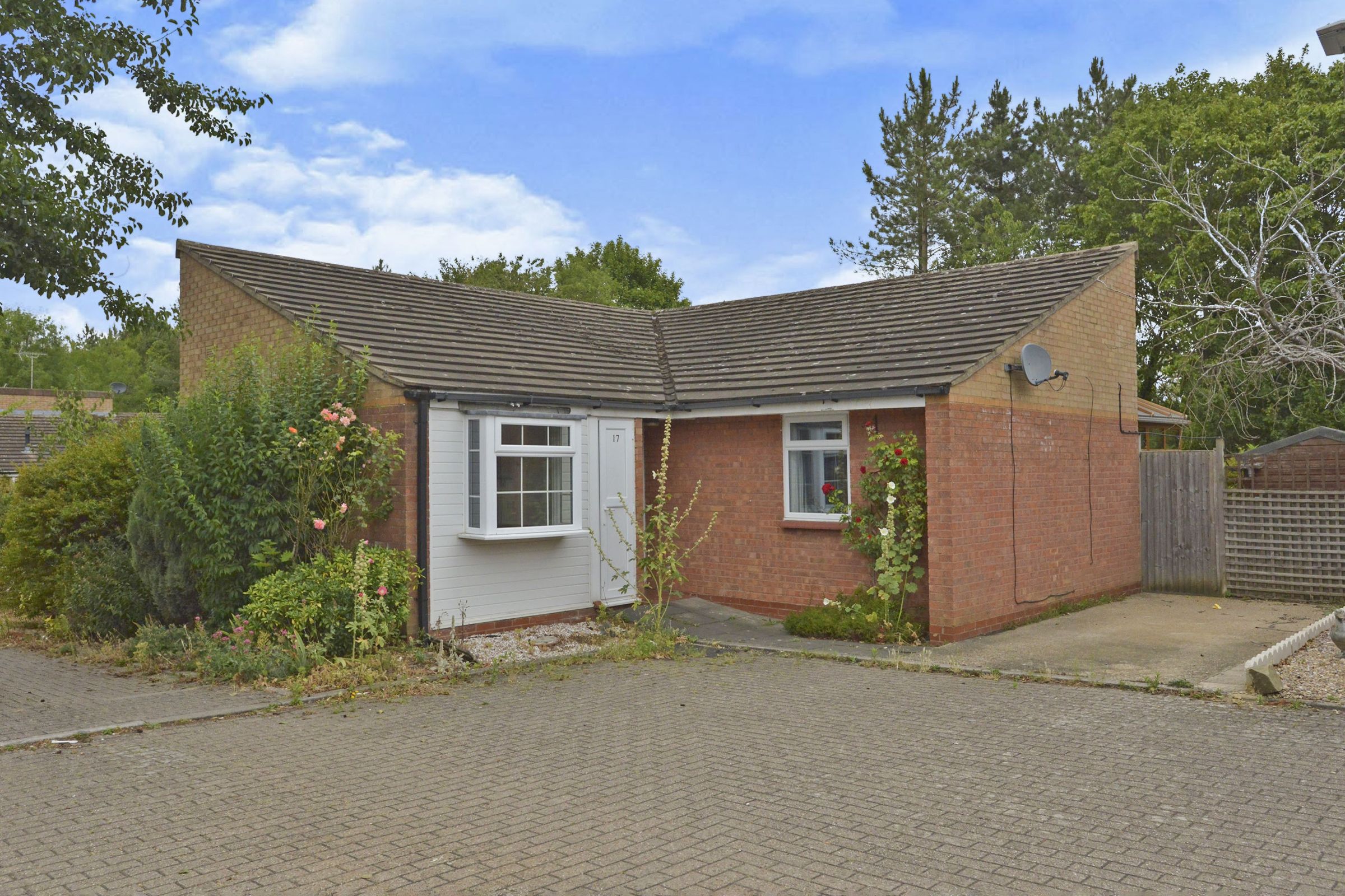 2 bed bungalow for sale in Lanfranc Gardens, Bolbeck Park, Milton