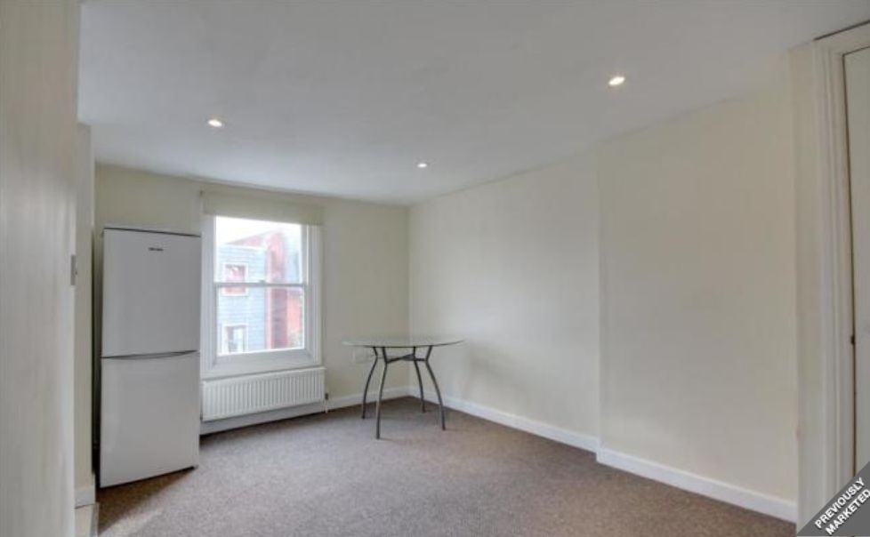 2 bed flat to rent in High Street, Egham TW20 Zoopla