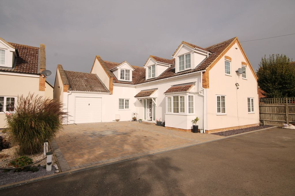 4 bed detached house for sale in Bell Lane, Cotton End, Bedfordshire