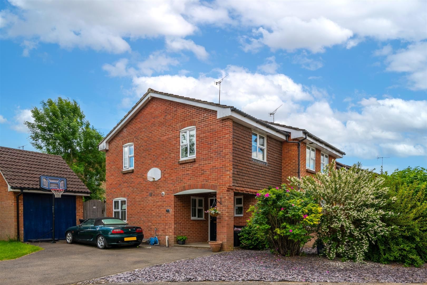 4 bed end terrace house for sale in Kings Mead, South Nutfield, Redhill