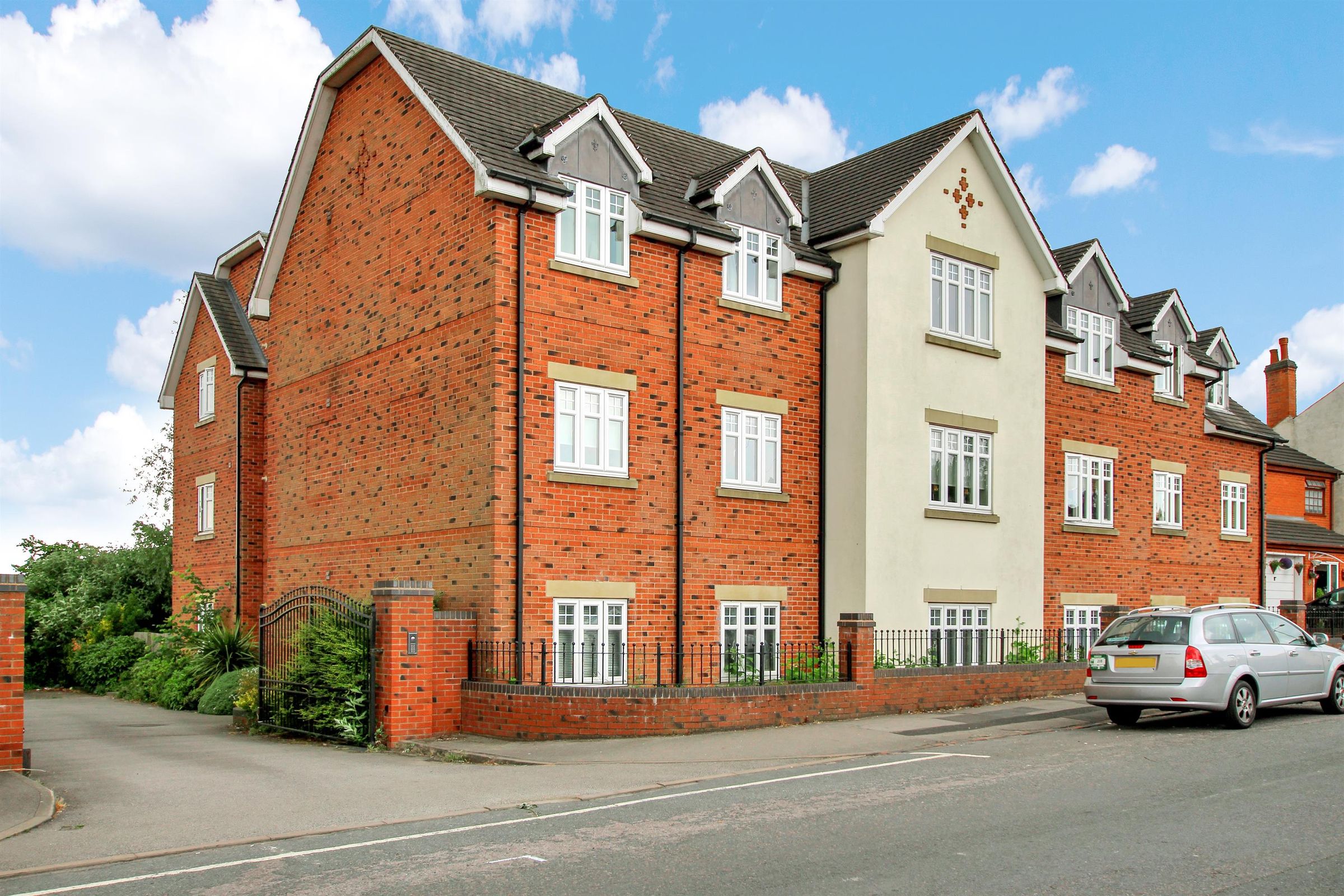 2 bed flat for sale in Lloyd Court, Mount Pleasant, Redditch B97 Zoopla