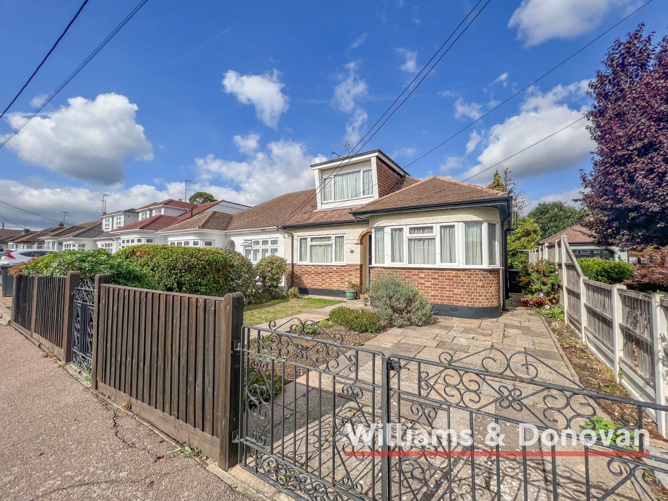 4 bed semidetached bungalow for sale in Southview Road, Hockley SS5 Zoopla