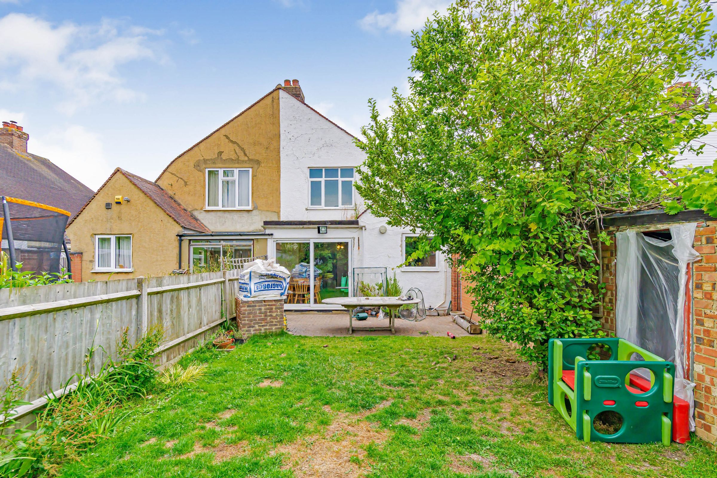 3 bed semidetached house for sale in Stoneleigh Park Avenue, Shirley