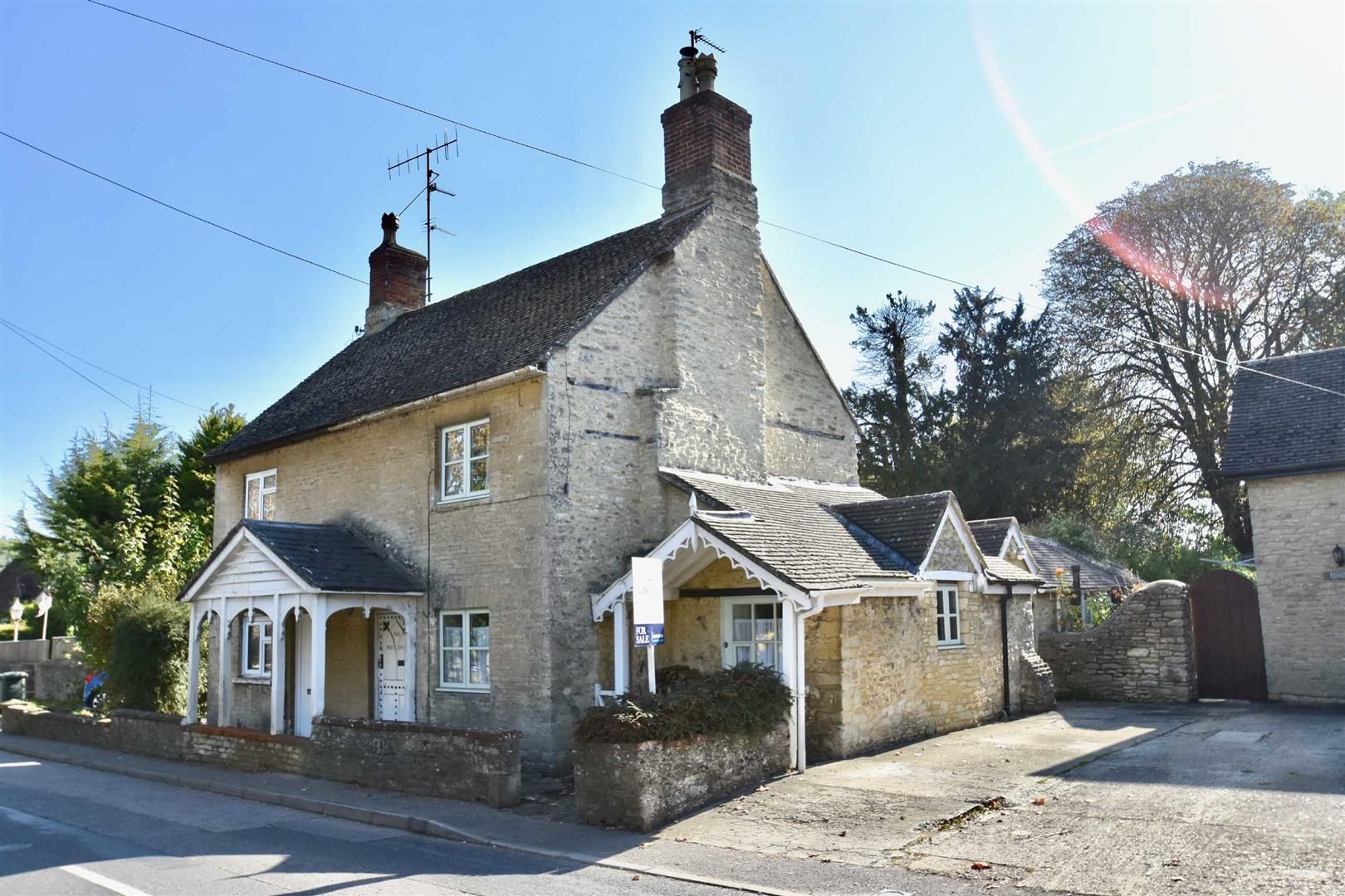 3 bed cottage for sale in Bicester Road, Middleton Stoney, Bicester