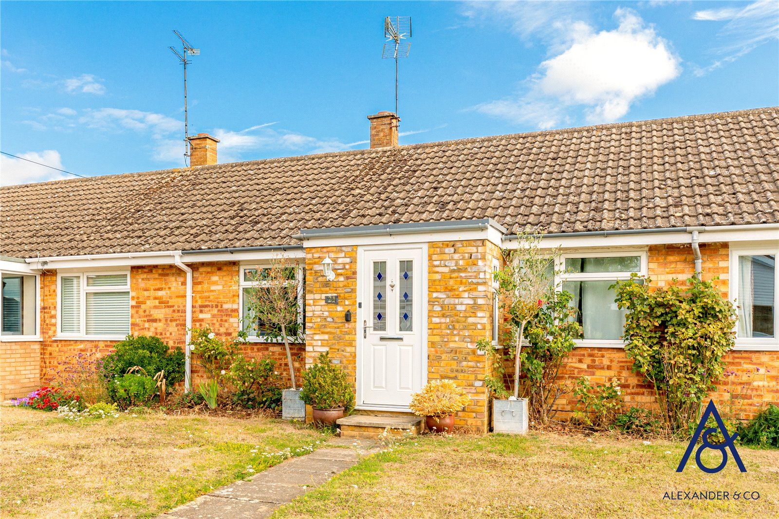2 bed bungalow for sale in Manor Park, Maids Moreton, Buckingham MK18