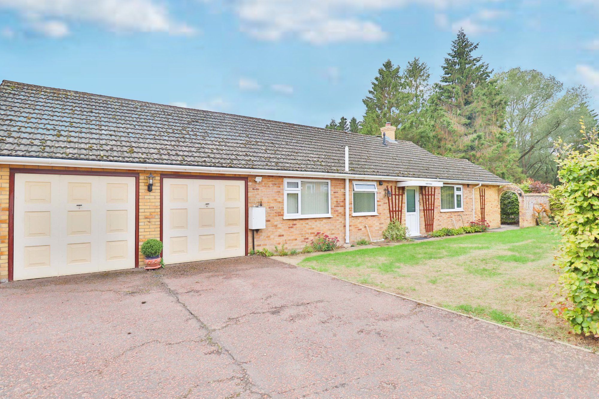 3 bed detached bungalow for sale in Waterloo Lane, Scole, Diss IP21