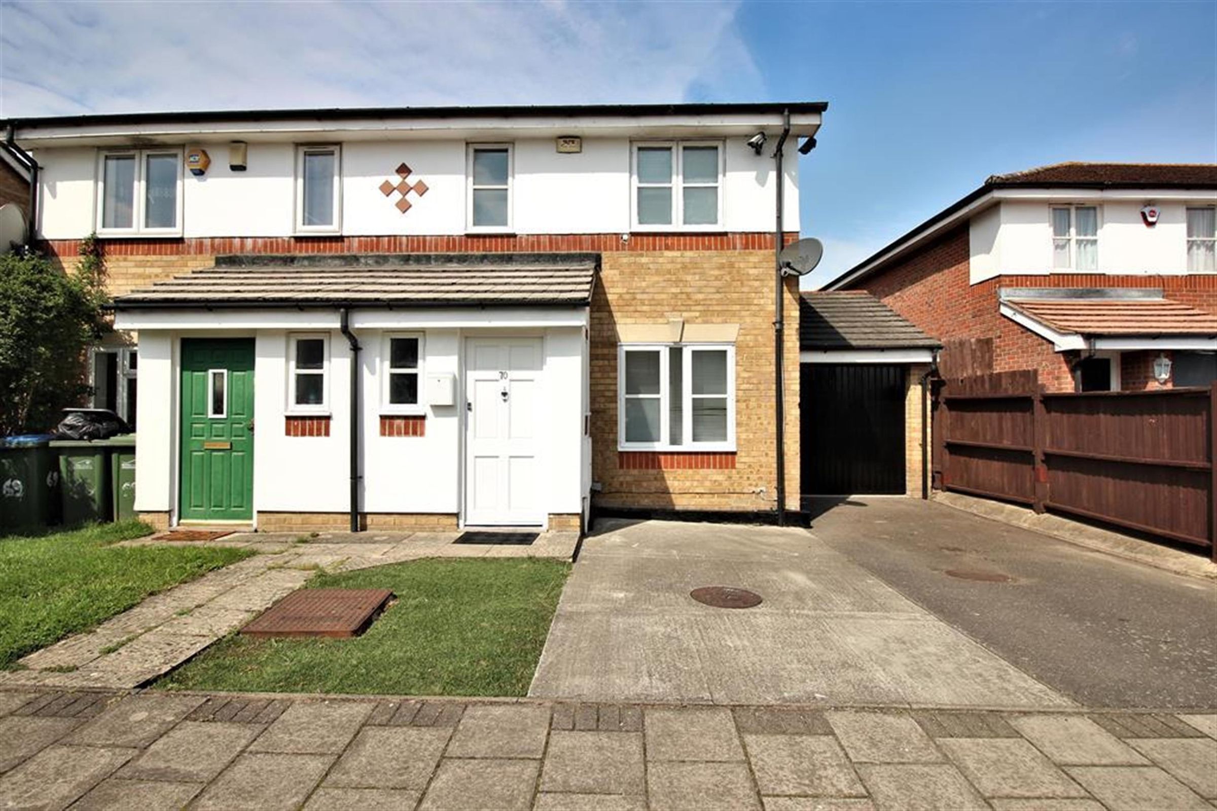 4 bed semidetached house for sale in Sunset Road, Thamesmead, London