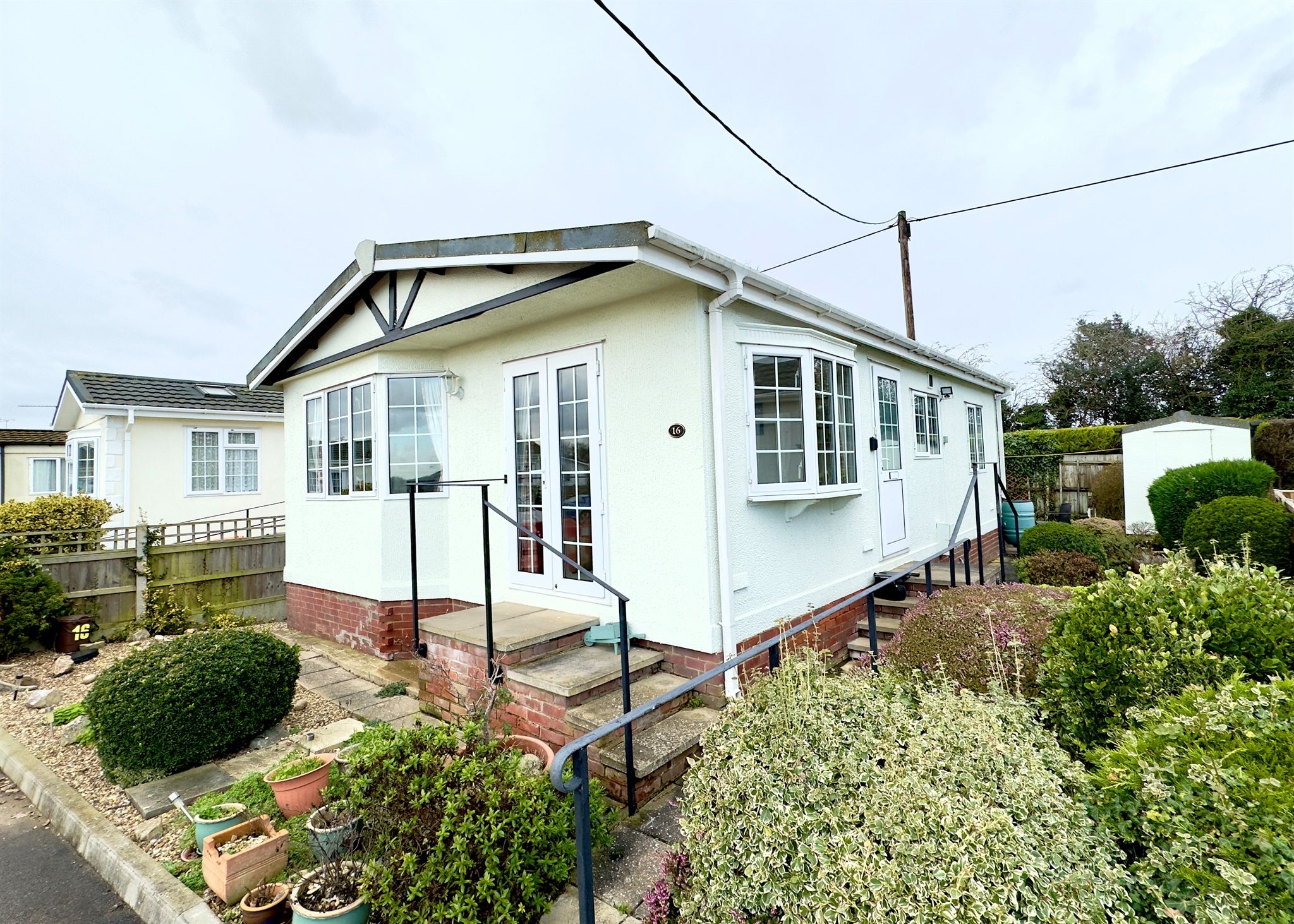 2 bed mobile/park home for sale in Half Moon Lane, Pepperstock, Luton