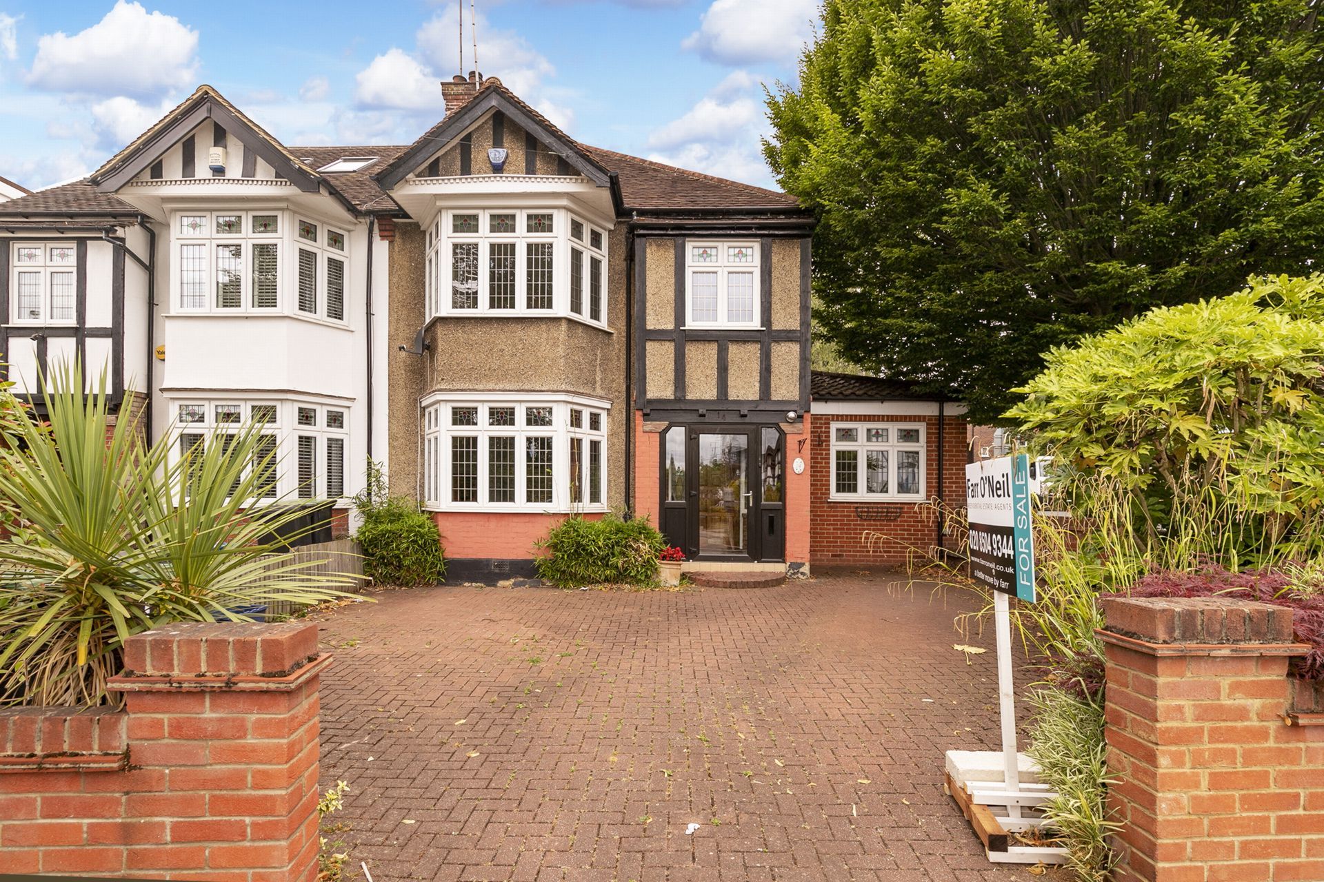4 bed semidetached house to rent in Roebuck Lane, Buckhurst Hill IG9
