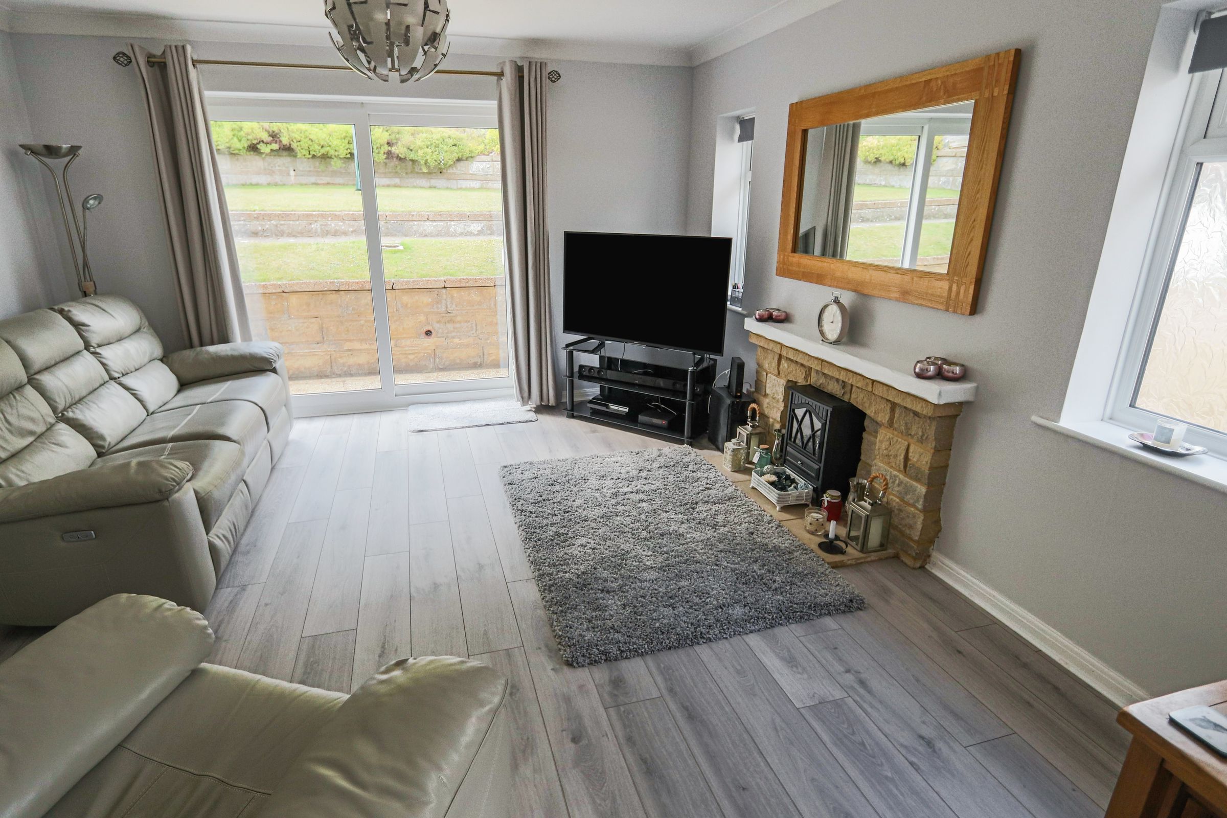 2 bed detached bungalow for sale in Mead Way, Coulsdon CR5 Zoopla