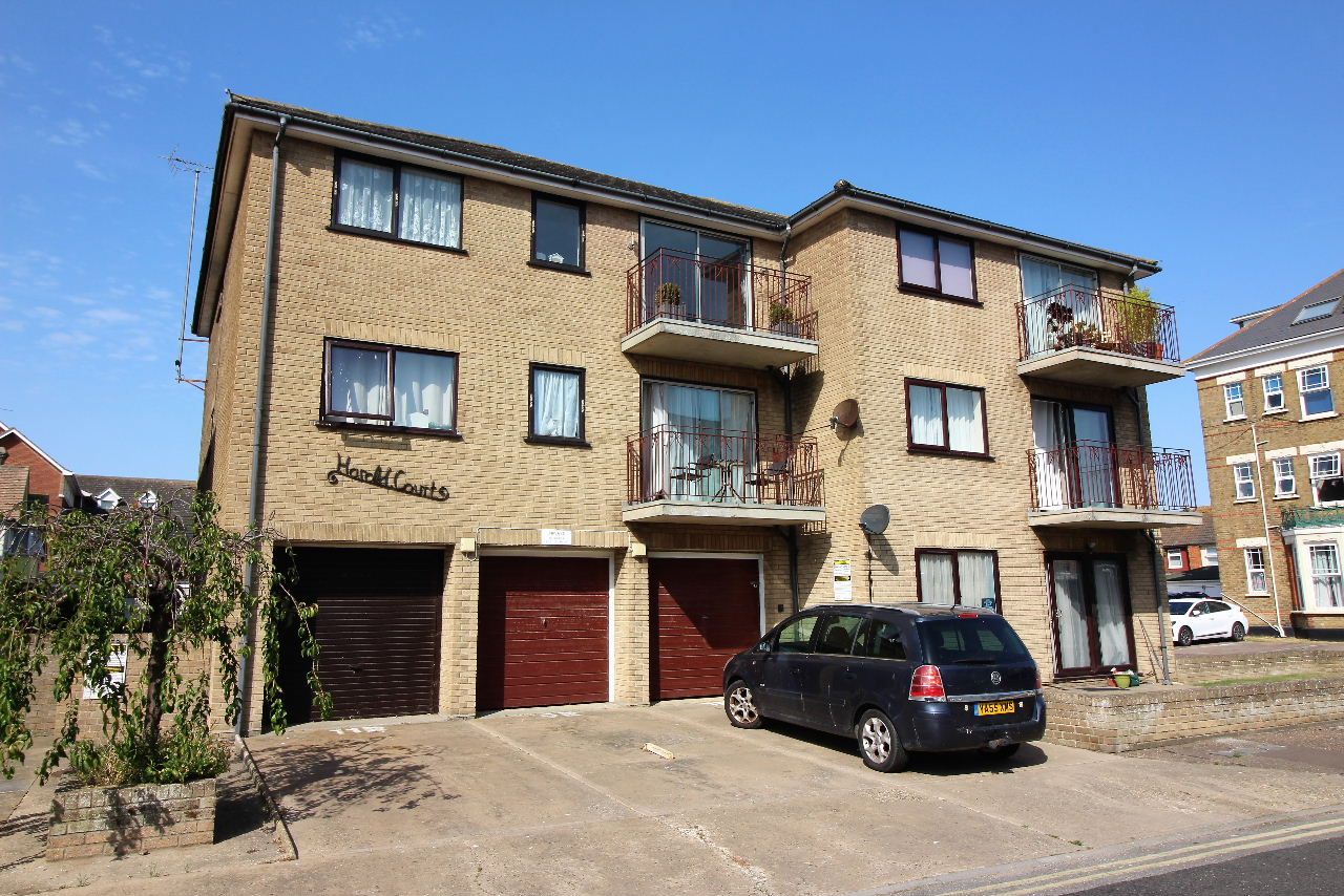 2 bed flat for sale in Harold Road, Clacton On Sea CO15 Zoopla