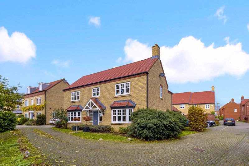 4 bed detached house for sale in Kempton Close, Chesterton, Bicester