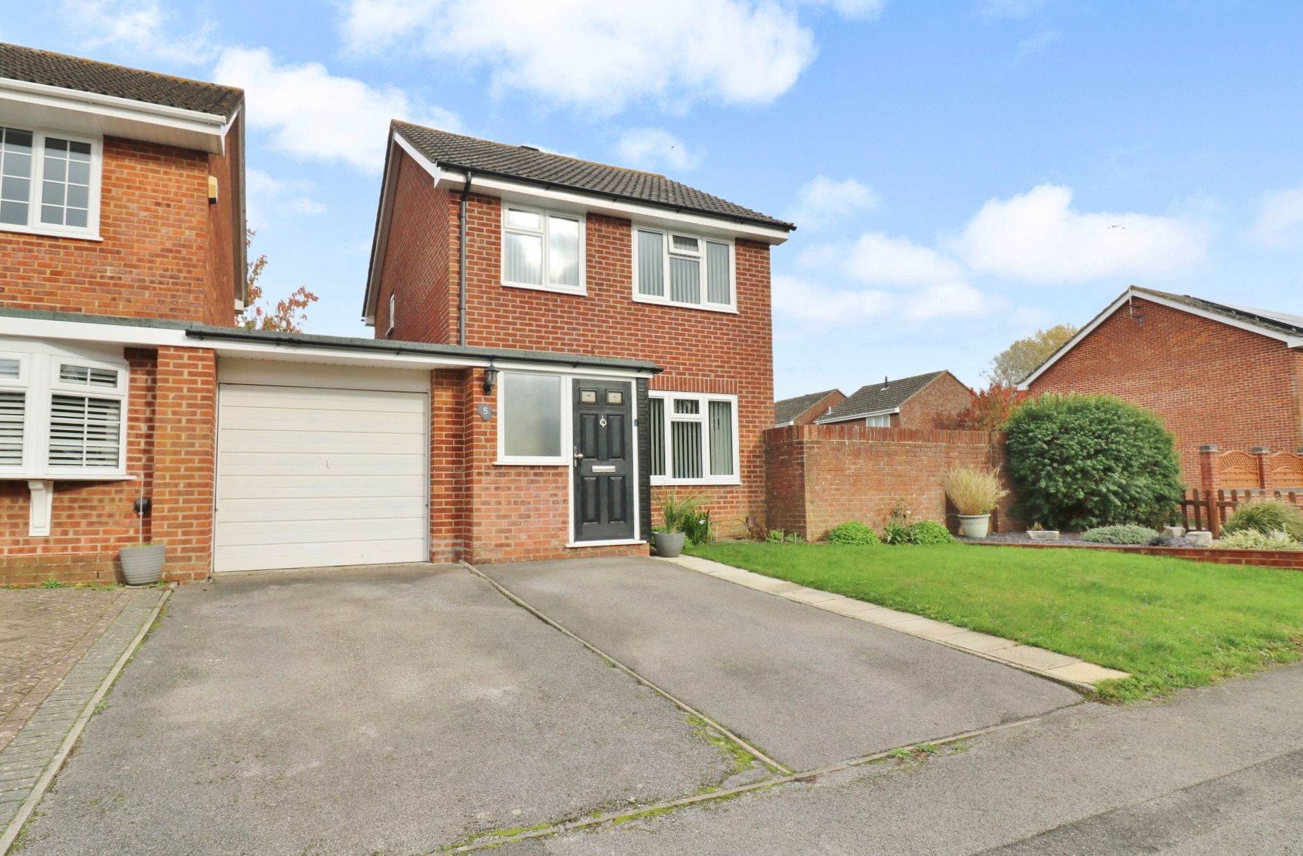 3 bed linkdetached house for sale in Ambleside, Botley, Southampton