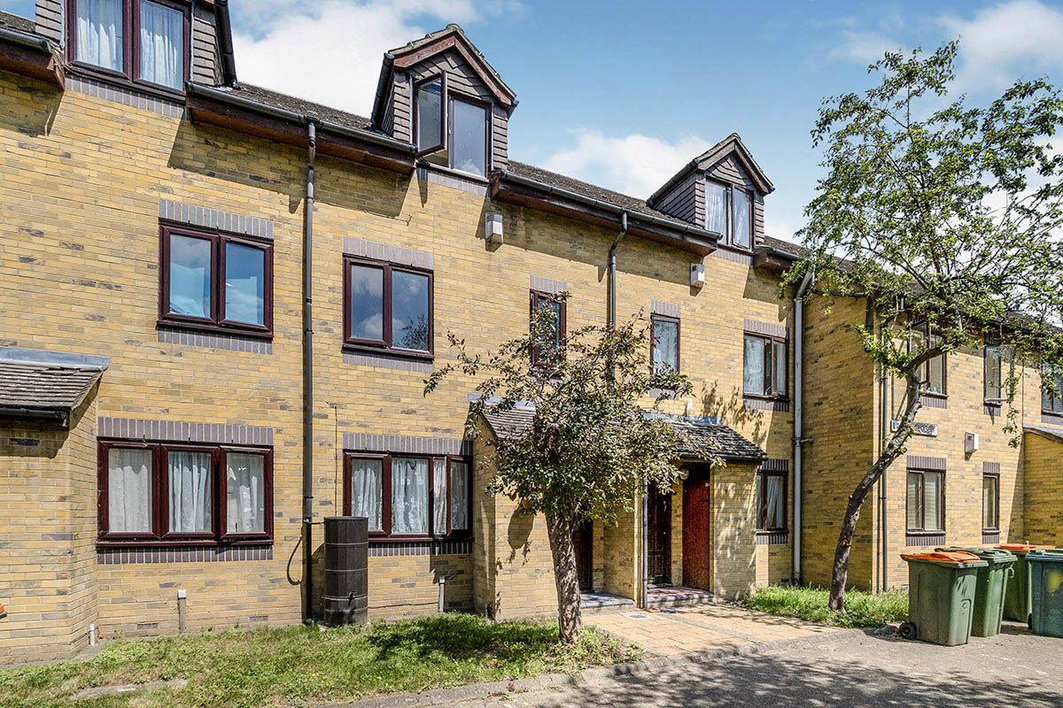 4 bed terraced house for sale in Larch Close, London E13 Zoopla