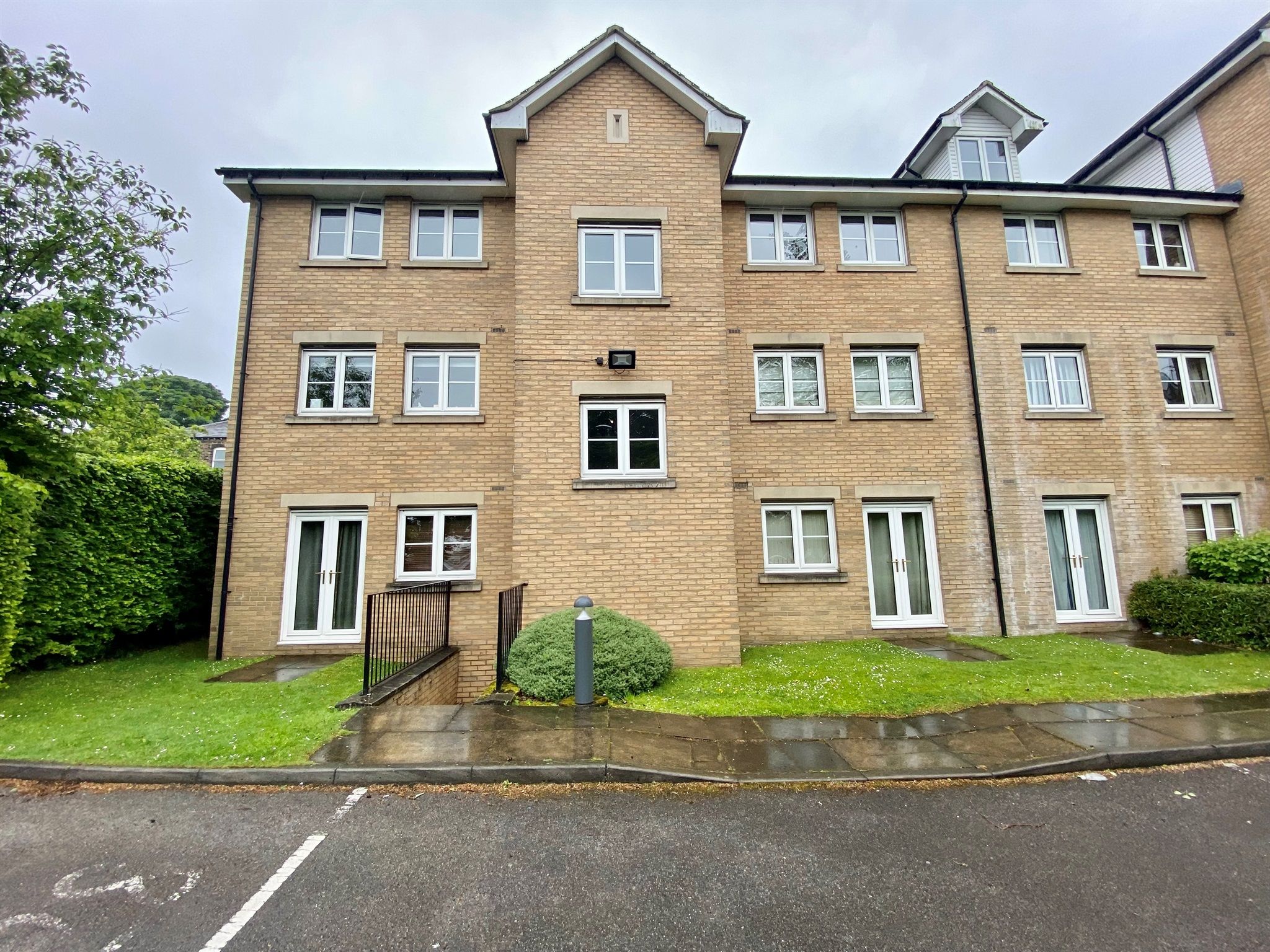 1 bed flat for sale in Queens Court, Mount Pleasant Road, Pudsey LS28