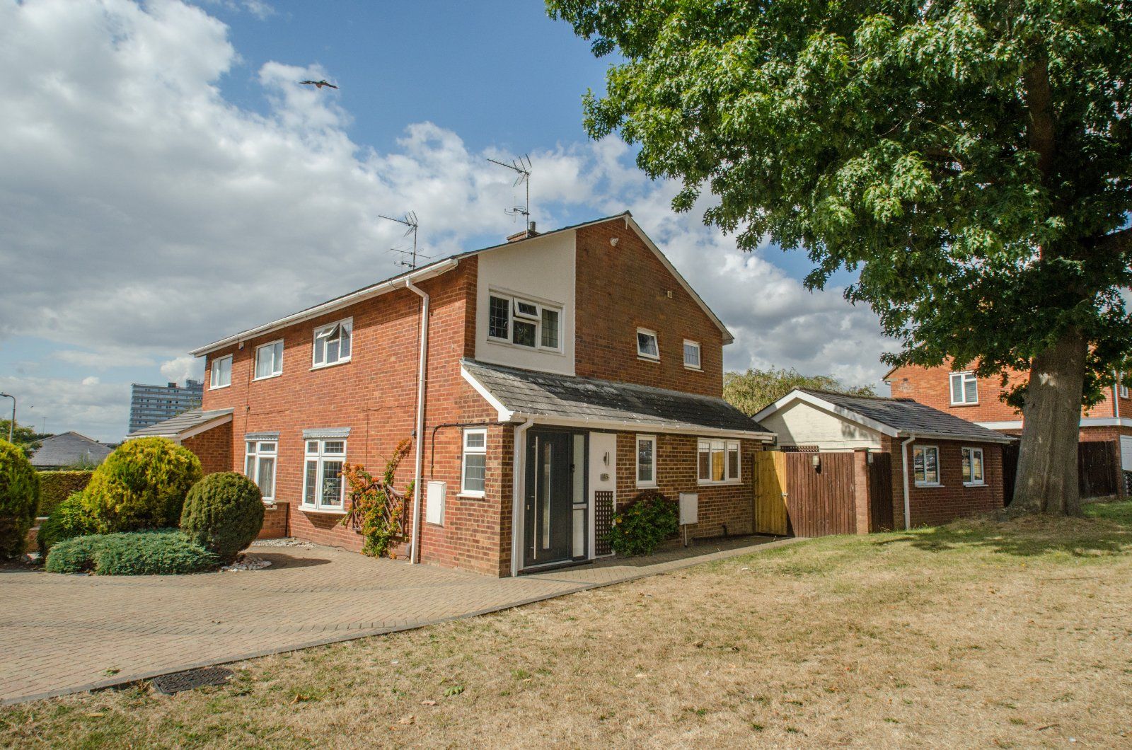 4 bed semidetached house for sale in Homestead Moat, Stevenage