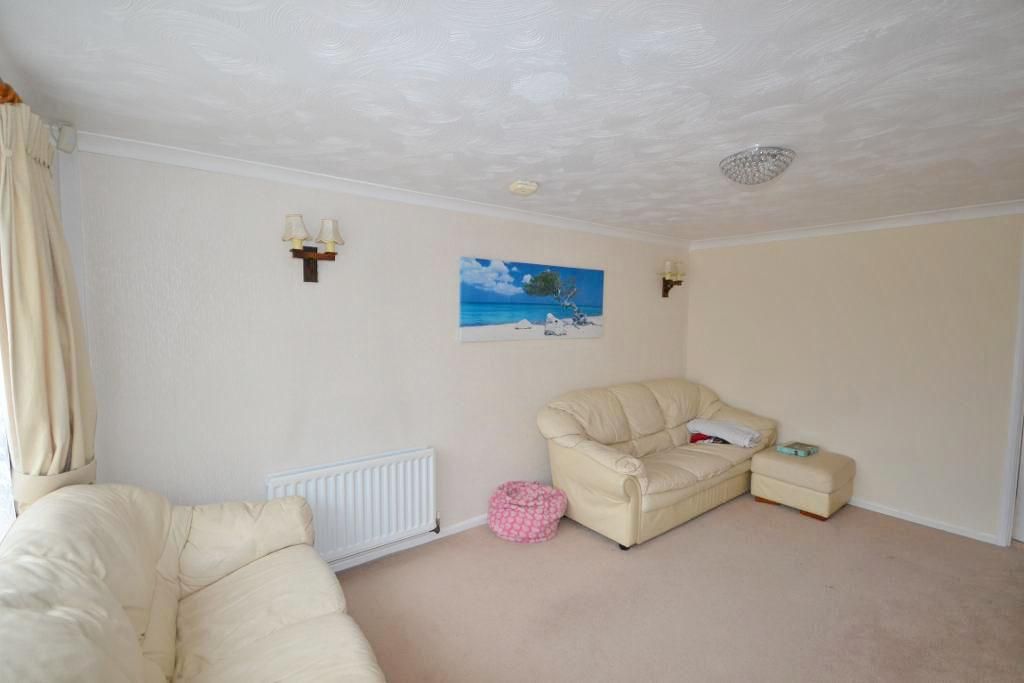 3 bed semidetached house for sale in Middlesex Drive, Bletchley