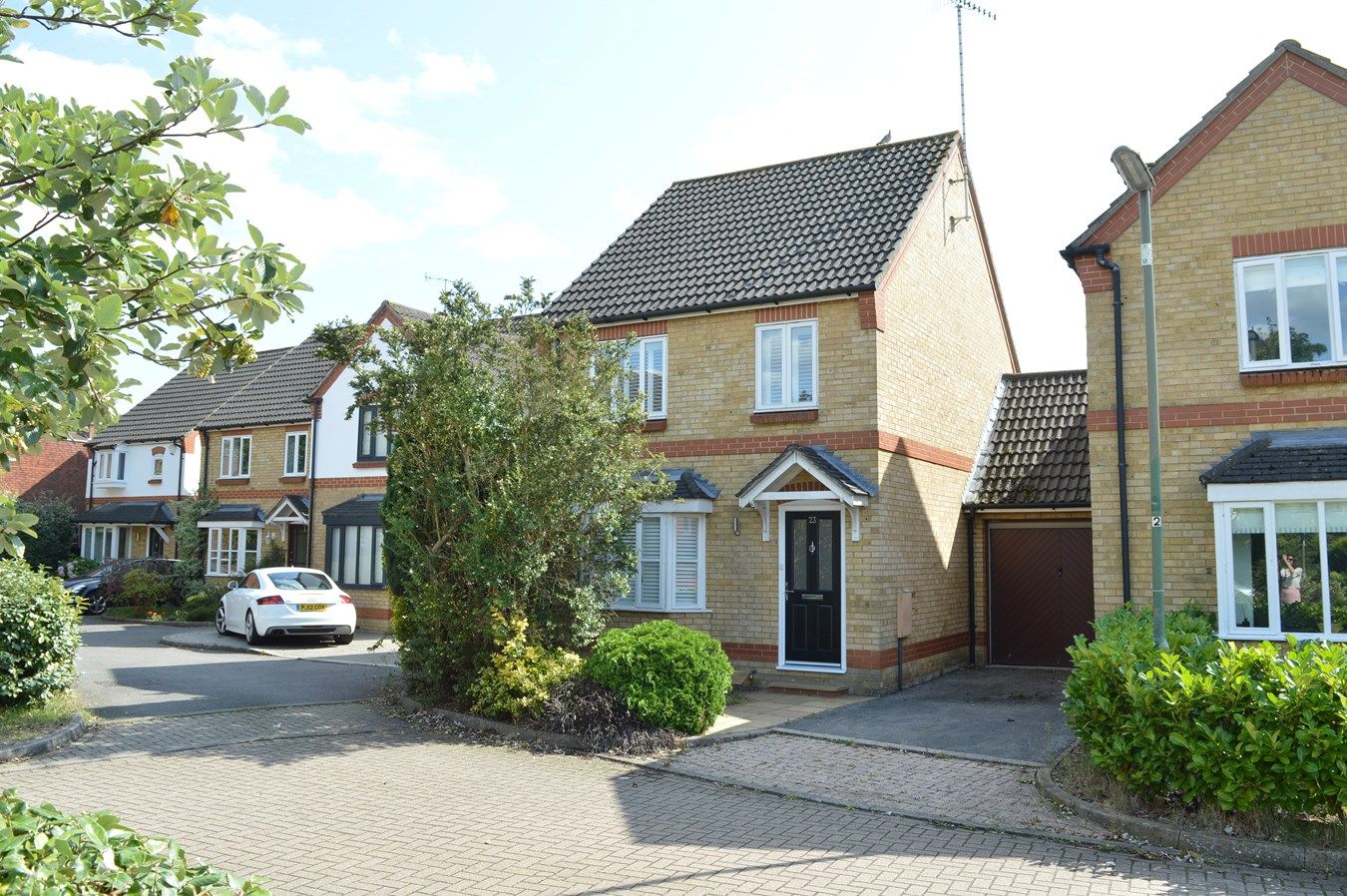 3 bed linkdetached house to rent in Fernihough Close, Weybridge KT13