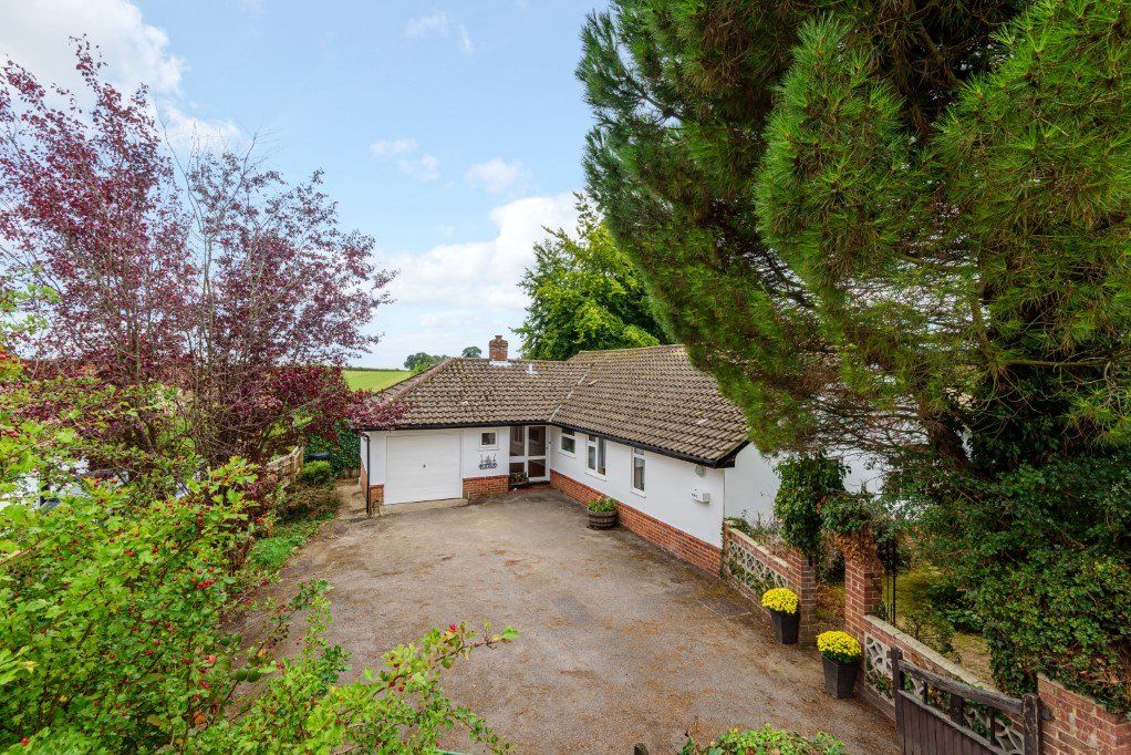 4 bed bungalow for sale in Whitchurch Hill, Reading, Oxfordshire RG8