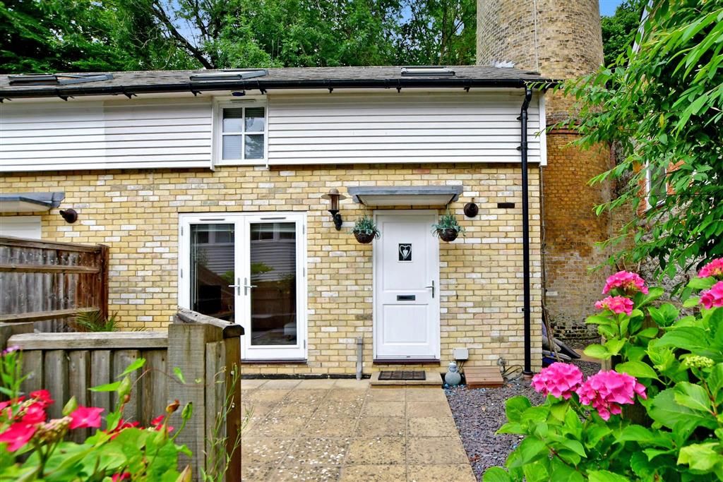 2 bed end terrace house for sale in Hayle Mill Road, Maidstone, Kent