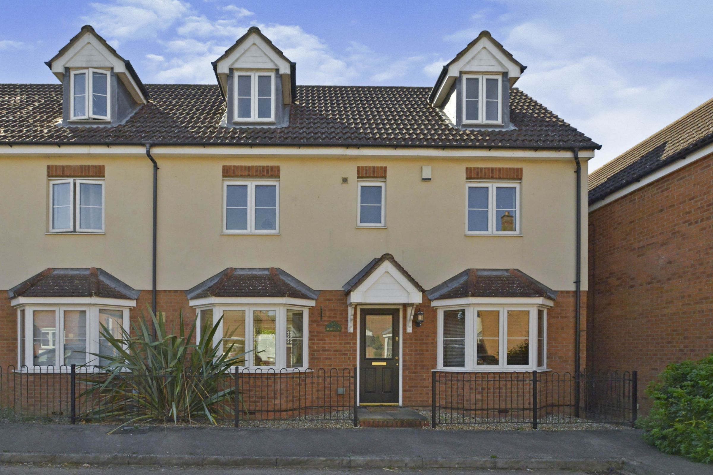 4 bed semidetached house for sale in Foxholes Close, Milton Keynes